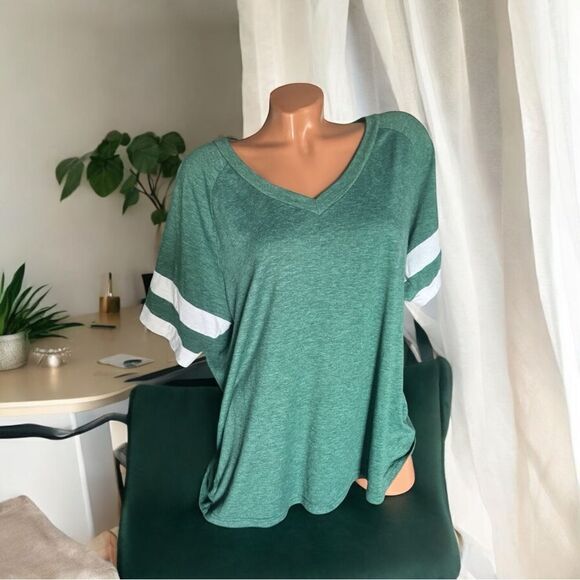2 Green T-Shirts l 1 Twist Front l 1 Jersey Style l Short-sleeve l Plus l VGUC - Picture 8 of 12
